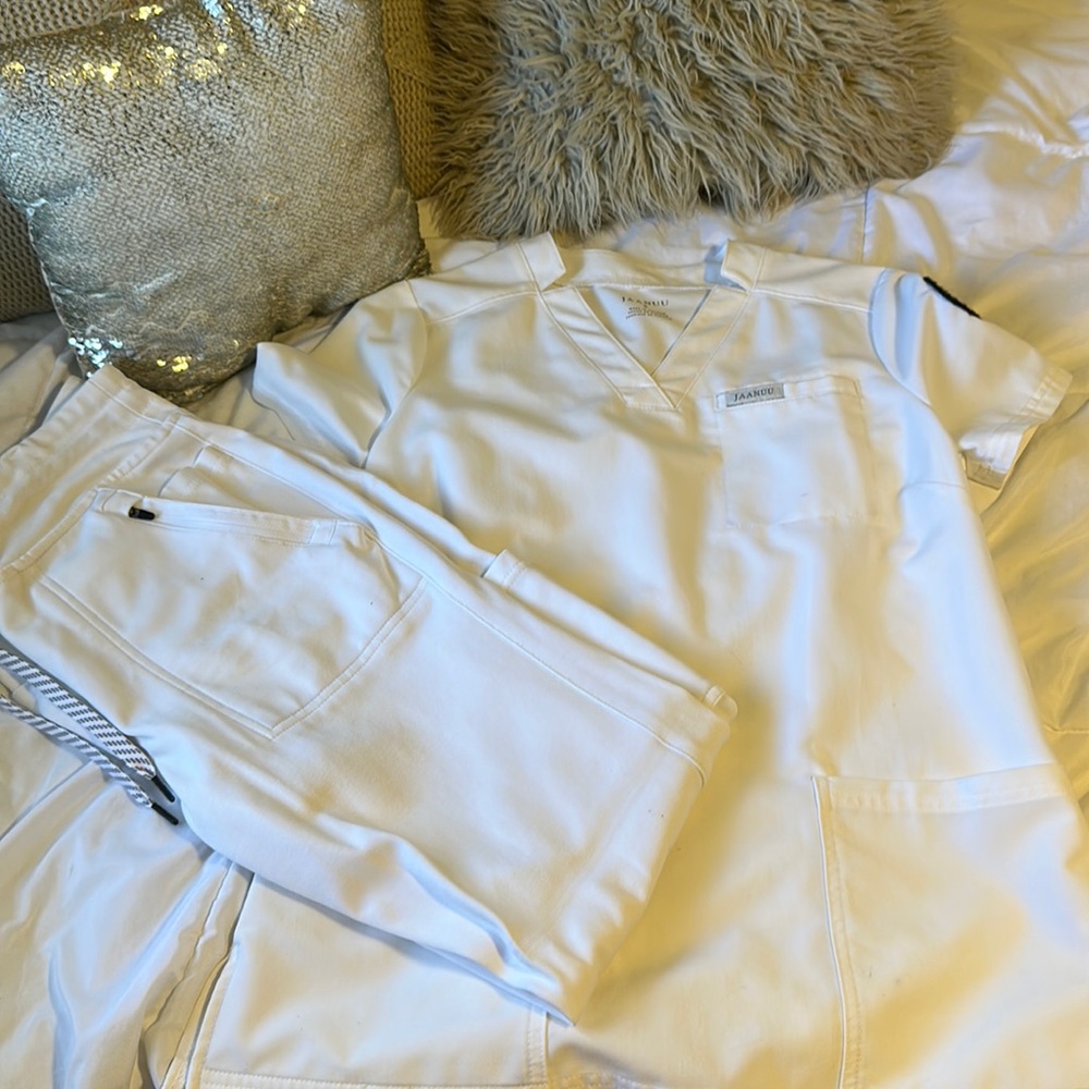 WHITE JAANUU SCRUP SET